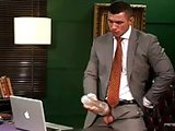Il teste un sex toy au bureau