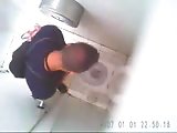 Spycam dans les toilettes d’un jeune en…