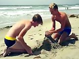 Rencontre entre bogosses sur la plage