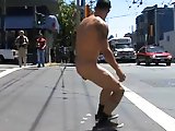 Il skate à poil dans la rue et se branle