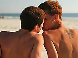 Ils se sont embrassés sur la plage pour ne…