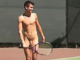 Minet nu pour jouer au tennis !