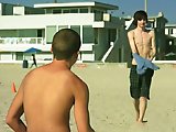 Jeune tombeur trouve un plan cul sur la plage