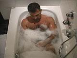 Vieux gay mature se film pendant le bain