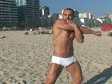 Que va faire ce beau gay apres la plage