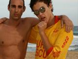 Surfeur gay se fait limer par un sauveteur…