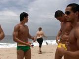 Rencontre gay sur la plage il baise son pote…