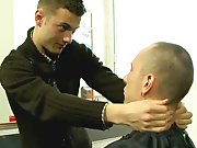 Lascar baise un jeune coiffeur en plan direct