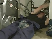 Jeune plombier donne sa bite à son client…