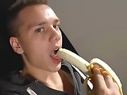 Jeune gitan TTBM joue avec une banane et se…