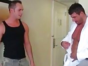 Gay bodybuildé encule son jeune masseur !