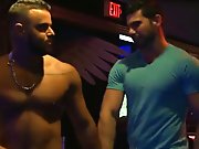 Gay mature paye un stripteaseur pour le baiser