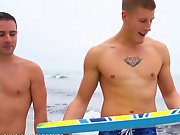 Des surfeurs baisent après la plage !