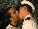 Jeune pilote baise un gay dans le bois