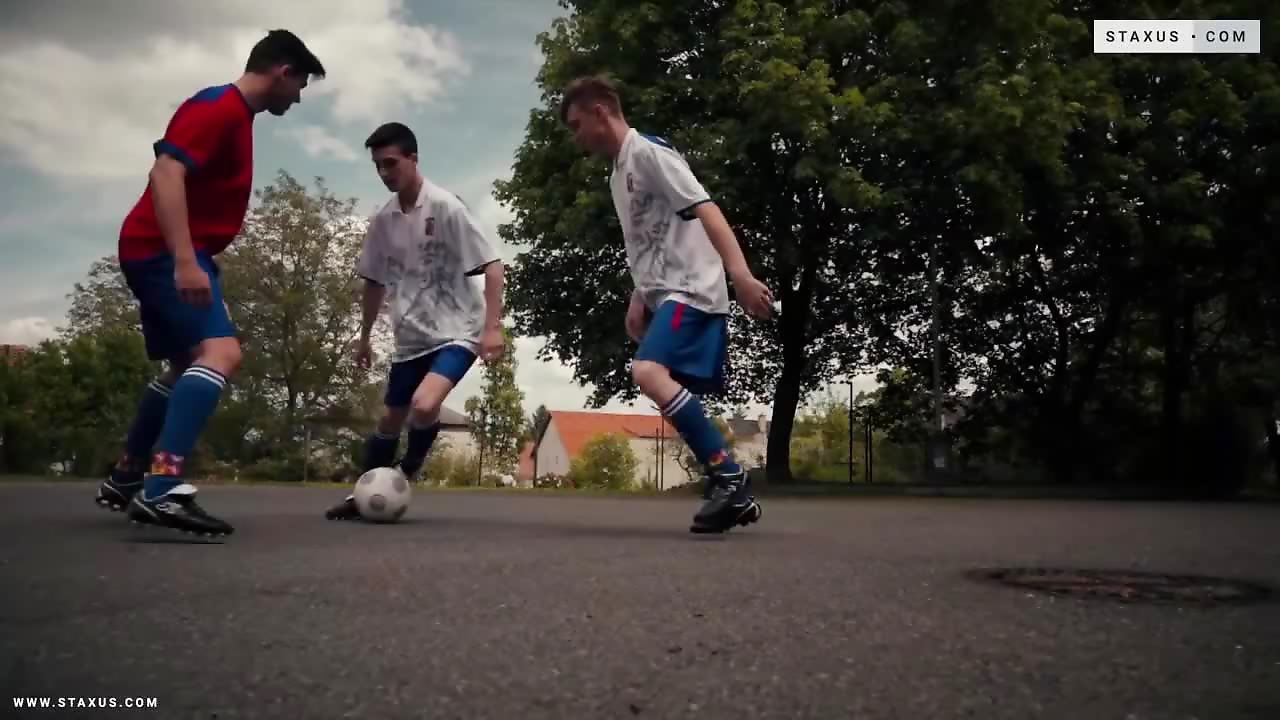 Plan à 3 entre potes du foot !