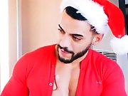 Un Arabe déguisé en père Noël le baise…
