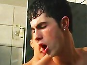 Des jeunes jouissent sous la douche !