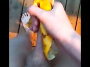Amateur teste la branlette dans une banane !