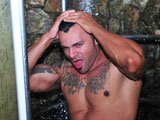 Beau mec gay  bronze sous la douche avec sa…