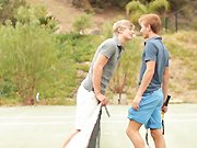 Plan cul avec deux jeunes tennisman