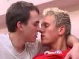 Deux jeunes gay dans une baise hard