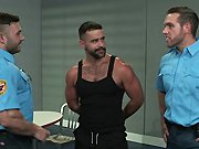 Un bad boy baisé par deux policiers