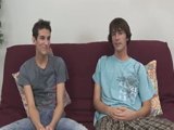 Deux minets gay de 18 ans se lâchent devant…