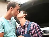Minet gay se laisse baiser le cul par l'un de…