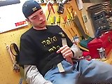 Skateur gay éjacule sur ses vêtements