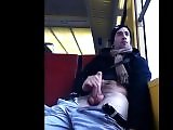 Français branle sa grosse queue dans un train