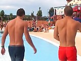 Deux jeunes nageurs chauds de retour de la…