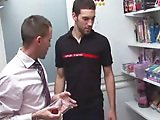 Pompier encule le gérant du sex shop