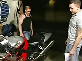 Motard gay baisé par un hétéro sur sa moto